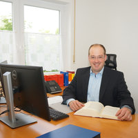 Herr Burggraf am Schreibtisch mit Gesetzbuch